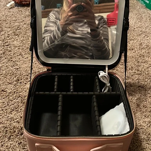 RRtide makeup carrier with light up mirror - Picture 3 of 3